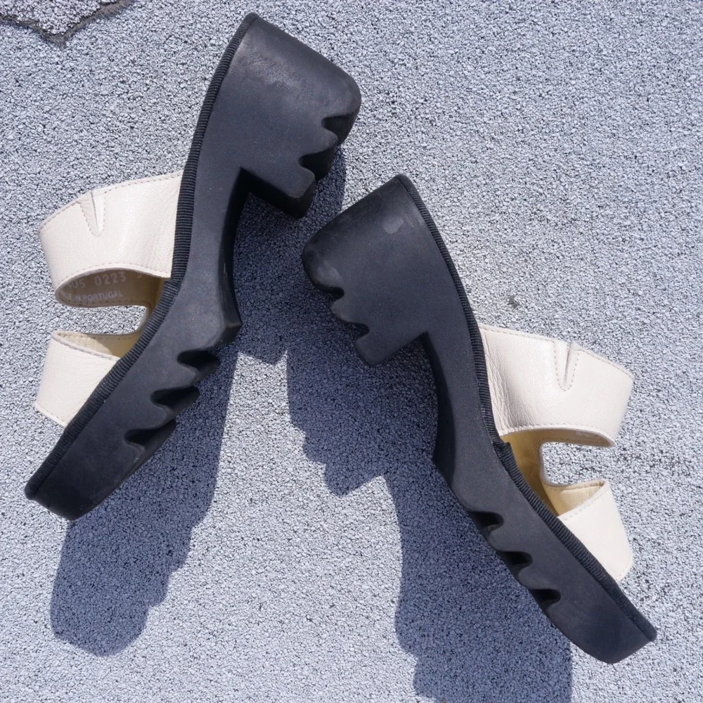 Modern‎ Fly London ivory leather platform tech sandals